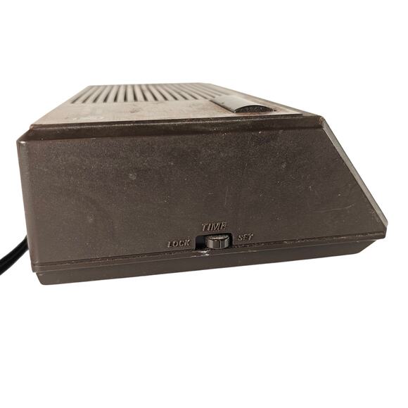 Vintage AM/FM Digital Alarm Clock Radio Woodgrain 1980s Works Tested GE 7-4616B - Picture 15 of 16